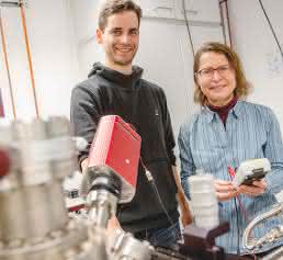 Mitarbeiter der RUB im Labor