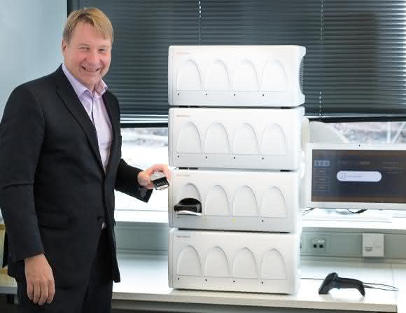 Tuomas Tenkanen (CEO Mobidiag) und das vollautomatische System Novodiag® (Bild: Mobidiag) Tuomas Tenkanen (CEO Mobidiag) und das vollautomatische System Novodiag®
