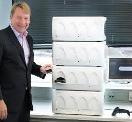 Tuomas Tenkanen (CEO Mobidiag) und das vollautomatische System Novodiag® (Bild: Mobidiag) Tuomas Tenkanen (CEO Mobidiag) und das vollautomatische System Novodiag®