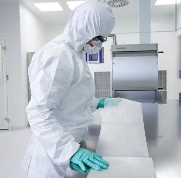 Herstellung von Kollagenmembranen für medizinische Zwecke unter Reinraumbedingungen.