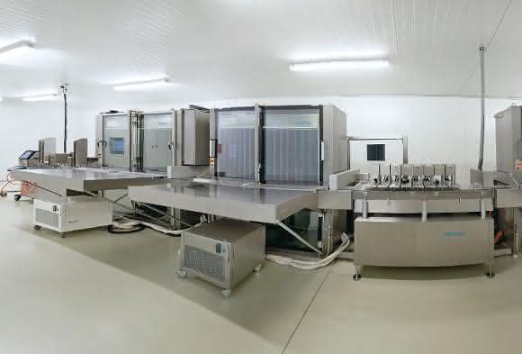 ImmuCoat®-Anlage bei AB Diagnostic Systems ImmuCoat®-Anlage bei AB Diagnostic Systems mit rund 16 Meter Länge, bestehend aus standardisierten Basis- und Prozessmodulen (alle Bilder: Optima packaging group).