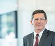 Zeiss setzt im Geschäftsjahr 2016/17 den Wachstumskurs fort. Prof. Dr. Michael Kaschke, Vorstandsvorsitzender der Carl Zeiss AG, gab bei der Jahrespressekonferenz in Stuttgart einen neuen Rekordumsatz und -ergebnis bekannt. (Bild: Zeiss) Prof. Dr. Michael Kaschke, Vorstandsvorsitzender der Carl Zeiss AG