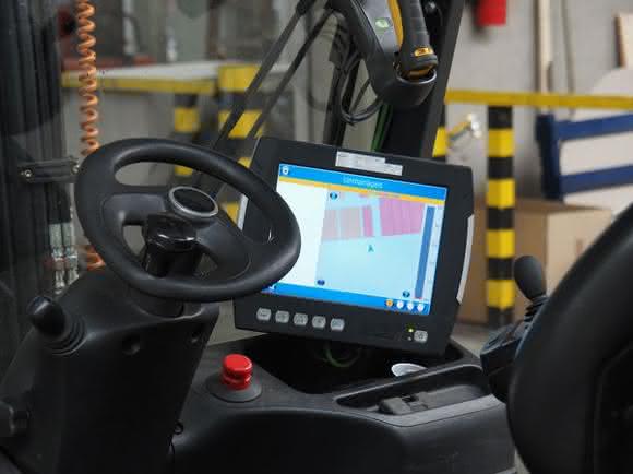 Ein Staplerterminal ist Schnittstelle zum Fahrer und Navigationshilfe. Ein Staplerterminal ist Schnittstelle zum Fahrer und Navigationshilfe.