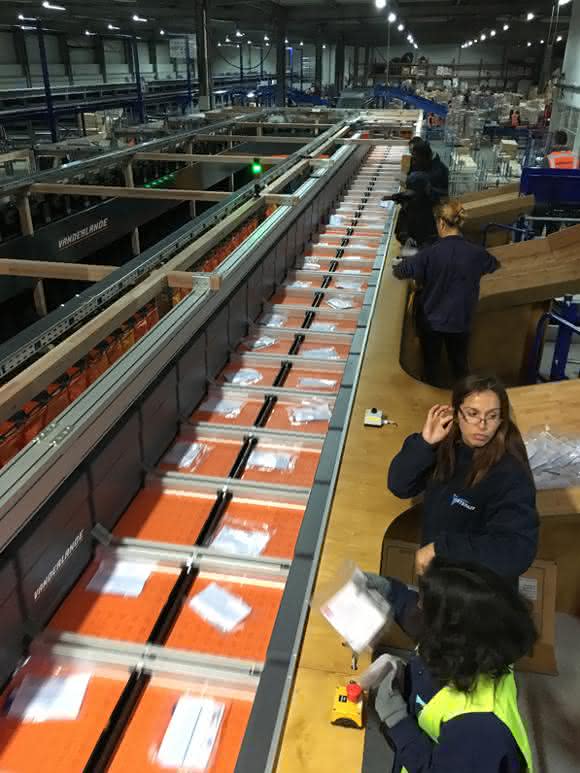 Vanderlande-Einschleusung Double-drop trays Vanderlande-Einschleusung Double-drop trays