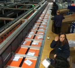 Vanderlande-Einschleusung Double-drop trays