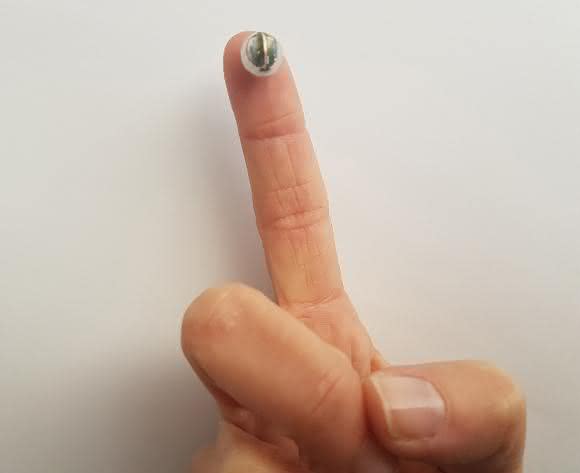 Finger und Kugel