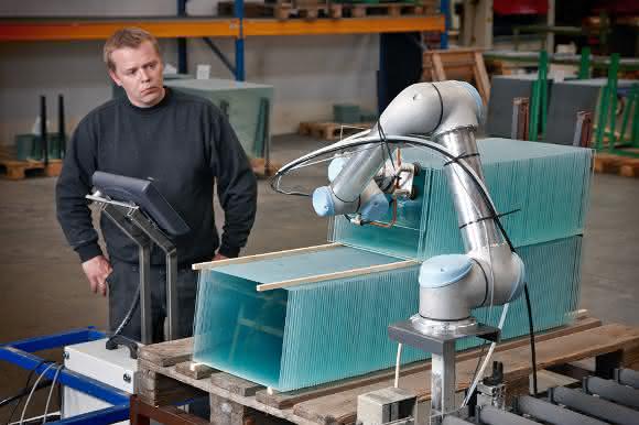 Universal Robots Gern Glas Foerderband Universal Robots Gern Glas Foerderband