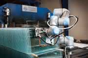 Universal Robots Maschinenbestueckung Gern Glas