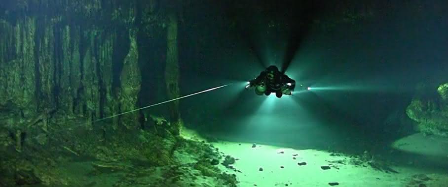 Höhlendurchgang und Taucher in einem Abschnitt des Höhlensystems von Ox Bel Ha in Mexiko. (Bild: HP Hartmann) Höhlendurchgang und Taucher