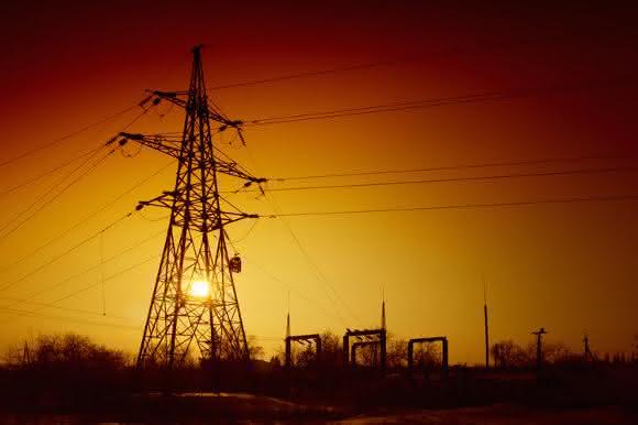 Strommast im Sonnenuntergang