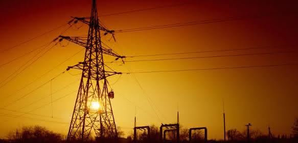 Strommast im Sonnenuntergang