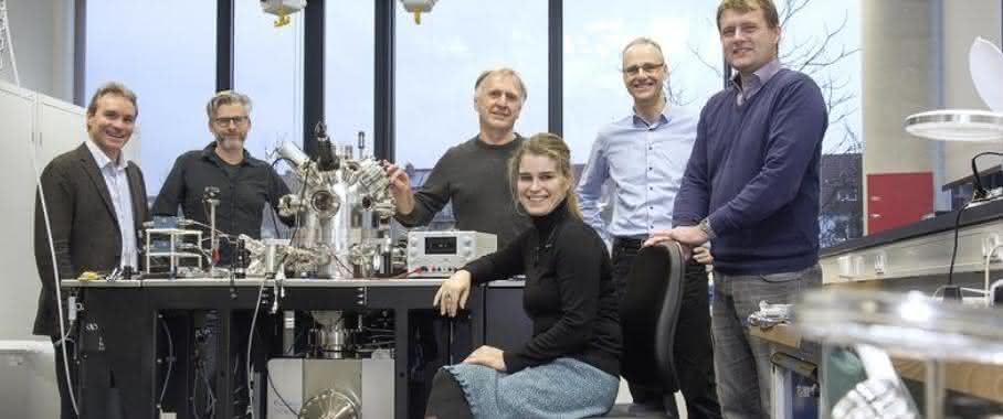 Freude bei den Konsortiumsmitgliedern: (v.l.n.r.) PD Dr. Marcus Frank, Prof. Markus Münzenberg, Prof. Karl-Heinz Meiwes-Broer, Dr. Susanne Radloff, Prof. Olaf Keßler und Dr. Carsten Kreyenschulte (Bild: Uni Rostock) Konsortiumsmitglieder stehen um neues Elektronenmikroskop herum