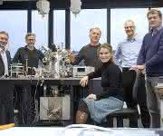 Freude bei den Konsortiumsmitgliedern: (v.l.n.r.) PD Dr. Marcus Frank, Prof. Markus Münzenberg, Prof. Karl-Heinz Meiwes-Broer, Dr. Susanne Radloff, Prof. Olaf Keßler und Dr. Carsten Kreyenschulte (Bild: Uni Rostock) Konsortiumsmitglieder stehen um neues Elektronenmikroskop herum