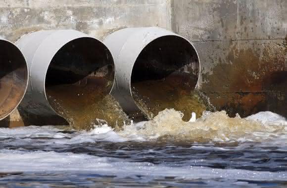 Industrieabwasser fließt aus Rohren