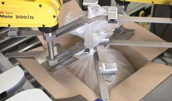 Das Raffen der Beutel und Handlingaufgaben in der Zelle übernehmen zwei LR Mate-Roboter mit eigenem Controller. (Bilder: ASA)