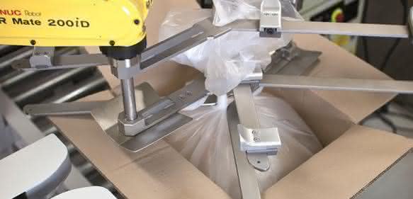 Das Raffen der Beutel und Handlingaufgaben in der Zelle übernehmen zwei LR Mate-Roboter mit eigenem Controller. (Bilder: ASA)