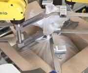 Das Raffen der Beutel und Handlingaufgaben in der Zelle übernehmen zwei LR Mate-Roboter mit eigenem Controller. (Bilder: ASA)