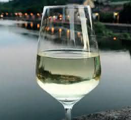 Weinglas in einer fränkischen Stadt am Fluss