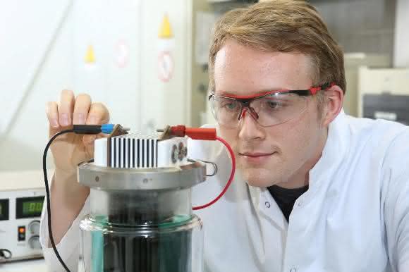 Ein Mitarbeiter der AG Waldvogel bedient eine Screeningapparatur zur parallelen Elektrolyseoptimierung (Foto: Alexander Sell) Mitarbeiter der AG Waldvogel bedient eine Screeningapparatur zur parallelen Elektrolyseoptimierung
