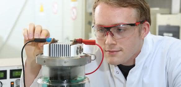 Ein Mitarbeiter der AG Waldvogel bedient eine Screeningapparatur zur parallelen Elektrolyseoptimierung (Foto: Alexander Sell) Mitarbeiter der AG Waldvogel bedient eine Screeningapparatur zur parallelen Elektrolyseoptimierung