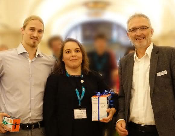 Gewinner des Poster Award: Thomas Rabi (li.) und Verad Duganzic mit Witec-Geschäftsführer Joachim Koenen (re.) (Bild: Witec) Gewinner des Poster Award: Thomas Rabi (li.) und Verad Duganzic mit Witec-Geschäftsführer Joachim Koenen (re.) (Bild: Witec)