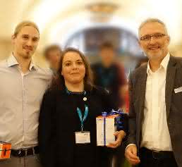 Gewinner des Poster Award: Thomas Rabi (li.) und Verad Duganzic mit Witec-Geschäftsführer Joachim Koenen (re.) (Bild: Witec)