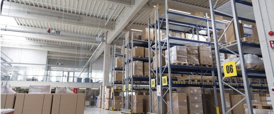 Lichtdurchflutete Logistikhalle von Beko Technologies
