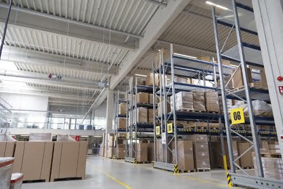 Drucklufttechnik: Beko Technologies weiter auf Wachstumskurs Lichtdurchflutete Logistikhalle von Beko Technologies