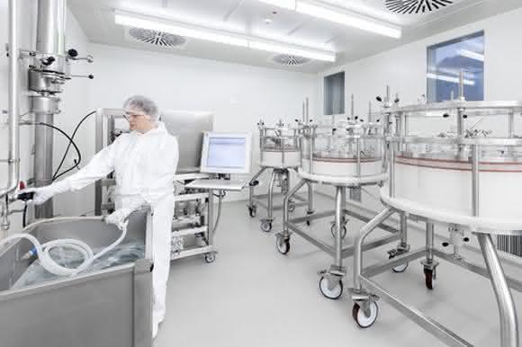 Ein Mitarbeiter bei der Aufreinigung der gewünschten Wirkstoffproteine über Chromatographiesäulen.