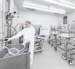 Ein Mitarbeiter bei der Aufreinigung der gewünschten Wirkstoffproteine über Chromatographiesäulen.