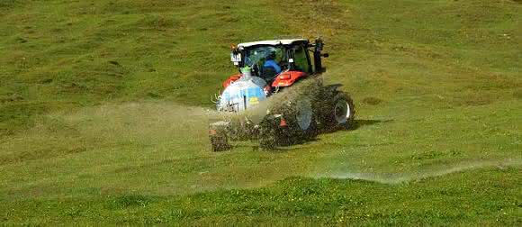 Traktor bringt Dünger aus