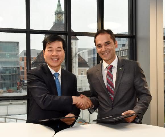 Dr. Tae-Han Kim, President und CEO von Samsung BioLogics (links) und Udit Batra, Mitglied der Geschäftsleitung von Merck und CEO Life Science