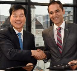 Dr. Tae-Han Kim, President und CEO von Samsung BioLogics (links) und Udit Batra, Mitglied der Geschäftsleitung von Merck und CEO Life Science