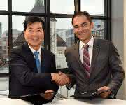 Dr. Tae-Han Kim, President und CEO von Samsung BioLogics (links) und Udit Batra, Mitglied der Geschäftsleitung von Merck und CEO Life Science, bei der Unterzeichnung der Absichtserklärung. (Bild: Merck) Dr. Tae-Han Kim, President und CEO von Samsung BioLogics (links) und Udit Batra, Mitglied der Geschäftsleitung von Merck und CEO Life Science