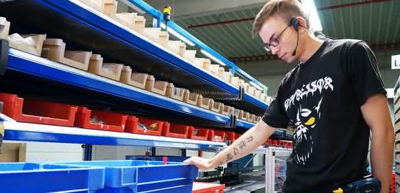 Die Kommissionierer befüllen an den einzelnen Stationen pro Stunde bis zu 1.400 Wannen. Die Kommissionierer befüllen an den einzelnen Stationen pro Stunde bis zu 1.400 Wannen.
