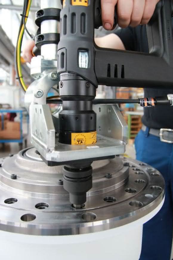 Schrauber und Schraubstelle: In den flexiblen Handlingarm ist ein elektronisch gesteuerter Tensor-Revo-Schrauber mit Sensoren für Drehmoment und Drehwinkel eingespannt. (Bild: Atlas Copco Tools)