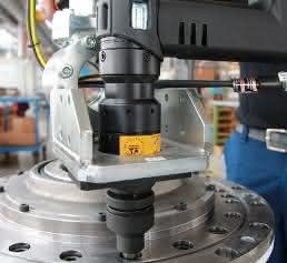 Schrauber und Schraubstelle: In den flexiblen Handlingarm ist ein elektronisch gesteuerter Tensor-Revo-Schrauber mit Sensoren für Drehmoment und Drehwinkel eingespannt. (Bild: Atlas Copco Tools) Schrauber und Schraubstelle: In den flexiblen Handlingarm ist ein elektronisch gesteuerter Tensor-Revo-Schrauber mit Sensoren für Drehmoment und Drehwinkel eingespannt. (Bild: Atlas Copco Tools)