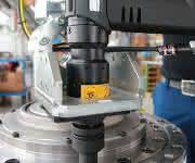 Schrauber und Schraubstelle: In den flexiblen Handlingarm ist ein elektronisch gesteuerter Tensor-Revo-Schrauber mit Sensoren für Drehmoment und Drehwinkel eingespannt. (Bild: Atlas Copco Tools)