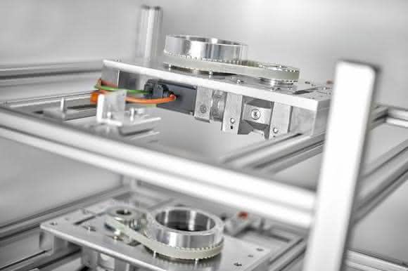 Besonders leistungsfähig sind Drehumsetzer, die in zwei Ebenen arbeiten – eine für den Zuführ- und eine für den Rücktransport. Besonders leistungsfähig sind Drehumsetzer, die in zwei Ebenen arbeiten – eine für den Zuführ- und eine für den Rücktransport.
