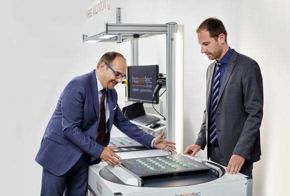 Christian Happ von Haprotec übernimmt das Antriebspaket mit dem einstufigen V-Drive Basic in der Übersetzung 40 in die Serie. (Bilder: Wittenstein) Christian Happ von Haprotec übernimmt das Antriebspaket mit dem einstufigen V-Drive Basic in der Übersetzung 40 in die Serie. (Bilder: Wittenstein)