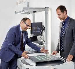 Christian Happ von Haprotec übernimmt das Antriebspaket mit dem einstufigen V-Drive Basic in der Übersetzung 40 in die Serie. (Bilder: Wittenstein)
