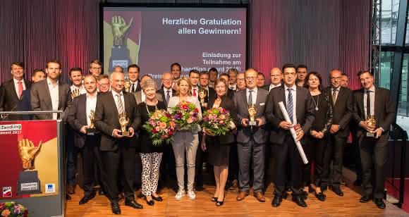 Alle glücklichen Gewinner des handling award 2017 auf der Bühne.