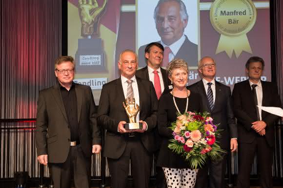Manfred Bär erhielt den Ehrenpreis für das Lebenswerk. Laudator war Edgar Grundler, Mitglied der Jury. Manfred Bär erhielt den Ehrenpreis für das Lebenswerk. Laudator war Edgar Grundler, Mitglied der Jury.