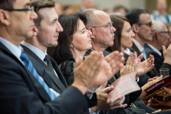 Gäste und Gewinner verfolgen die Veranstaltung im Foyer der Messe Stuttgart mit großem Interesse. Gäste und Gewinner verfolgen die Veranstaltung im Foyer der Messe Stuttgart mit großem Interesse.