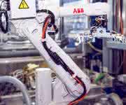 Innenansicht der Kaschier- und Umbuganlage von Frimo mit einem ABB IRB 2600 Roboter Innenansicht der Kaschier- und Umbuganlage von Frimo mit einem ABB IRB 2600 Roboter