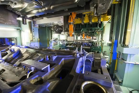 XL-Servopresse im Mercedes-Benz-Werk Kuppenheim XL-Servopresse im Mercedes-Benz-Werk Kuppenheim