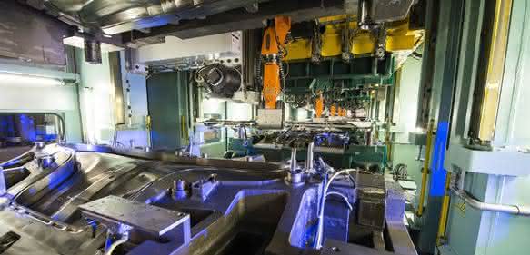 XL-Servopresse im Mercedes-Benz-Werk Kuppenheim XL-Servopresse im Mercedes-Benz-Werk Kuppenheim