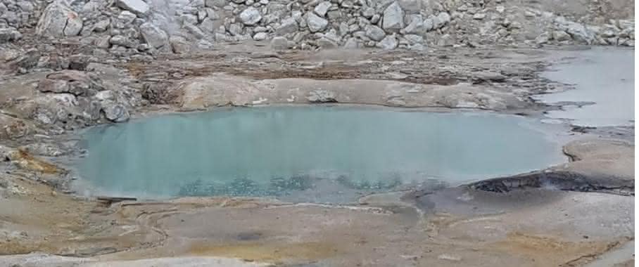 Ein kleiner warmer Teich auf der heutigen Erde, auf dem Bumpass Hell Trail im Lassen Volcanic National Park in Kalifornien. (Bild: B. K. D. Pearce) Ein kleiner warmer Teich auf der heutigen Erde, auf dem Bumpass Hell Trail im Lassen Volcanic National Park in Kalifornien. (Bild: B. K. D. Pearce)