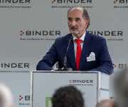 "Dass wir heute Abend hier stehen und die Einweihung dieser hochmodernen Fabrikanlage feiern, die für die Zukunft von Binder ein Meilenstein ist, wäre ohne Euch nicht möglich gewesen", bedankte sich Geschäftsführer Peter Michael Binder bei der Belegschaft (Bild: Binder) Geschäftsführer Peter Michael Binder bedankte sich auch bei der Belegschaft