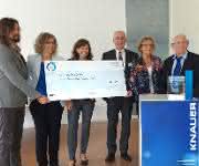 Preisverleihung in Berlin: v.l.n.r. Rich Whitworth, Alexandra Knauer, Anke Boerdgen, der HiSA-Gewinner Richard Jähnke , Roswitha und Herbert Knauer (Bild: Knauer Wissenschaftliche Geräte) Symbolische Scheckübergabe bei der Preisverleihung des HiSA